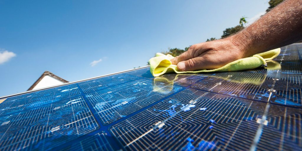 Limpiar paneles solares para mejorar el autoconsumo eléctrico